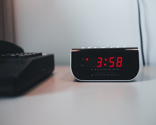 An alarm clock showing 15 minutes
